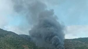 Pavoroso incendio en unos invernaderos de La Vilavella en plena montaña
