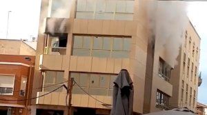 Un incendio arrasa la segunda planta de un edificio en Santa Pola