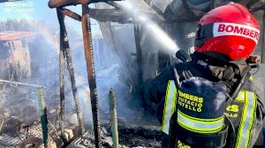 Un incendi en un remolc de caravana de Vila-real afecta a una estructura de fusta