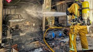Un virulent incendi calcina un taller de pintures a Busot