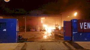 Impresionante incendio calcina un bazar chino en Manises y obliga a cortar una línea de metro