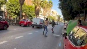 Baralla a València: un grup de joves s'enfronta enmig de la carretera