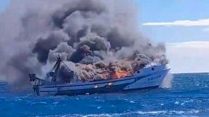 S'incendia un vaixell pesquer enfront de la costa de Castelló