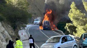 VIDEO | Arde un minibús entre El Campello y Aigües