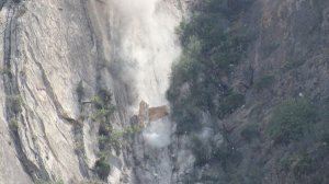 Impactants imatges: així enderroquen les roques de la 'curva del mur' entre la Vall d'Uixó i Alfondeguilla