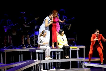 ‘Esto no es vida’ de Arteatro abre con éxito la segunda edición de la Mostra de Teatre de Benidorm