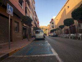 El Ayuntamiento de Agost crea aparcamientos para personas con movilidad reducida cerca de sus domicilios