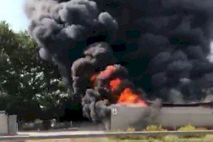 Arde un almacén fallero en Guadassuar