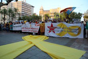 Despleguen un gran llaç groc enfront de l'Ajuntament de València
