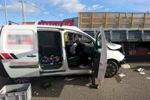 Un home queda atrapat en el seu vehicle en un accident a Cullera