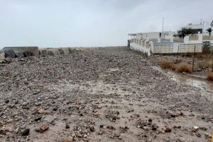 Burriana continúa hoy con los trabajos de limpieza de las zonas de les Terrasses y Serratella afectadas por el temporal marítimo