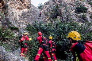Los bomberos del SPEIS realizan un arriesgado simulacro de rescate de un excursionista atrapado y herido en un rápel en el Barranco de Fontcalent