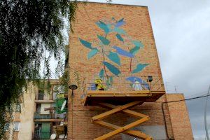 Arte por la memoria: una intervención mural urbana sustituye la vieja placa franquista de un grupo de viviendas del Barranquet