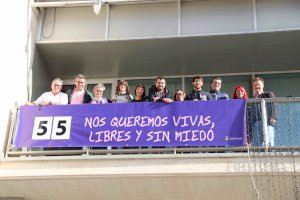 La pancarta en memoria de las víctimas de asesinatos machistas ya cuelga del balcón del Ayuntamiento de San Vicente