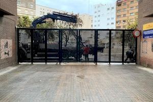 El Ayuntamiento instala una valla en el acceso a la plaza interior que forman las Calles Lluís Oliag, José Capuz y Regne de València