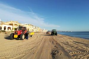 La secció de Platges de la Diputació neteja les platges de Tavernes de la Valldigna