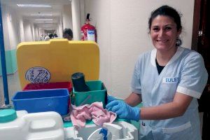 L'alumnat de neteja hospitalària del projecte T´Acompanyem realitza les pràctiques no laborals
