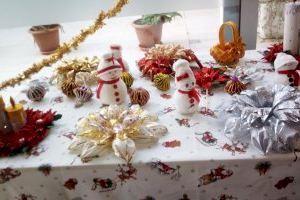 El colectivo de mayores de Almussafes se prepara para las fiestas con un taller de motivos navideños