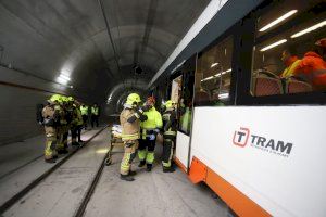 Los bomberos del SPEIS participan en un simulacro de incendio en el túnel de la Serra Grossa del TRAM d'Alacant con una explosión simulada de un tren-TRAM