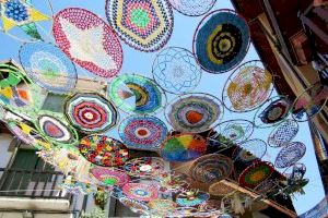 'Teixint el carrer', un projecte integrador que conjumina reciclatge, art i veïnat