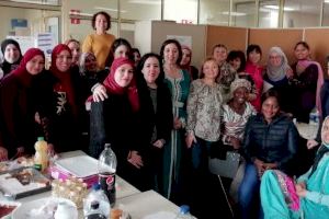 Las alumnas de Alfabetización y Aulas de Español para Inmigrantes de Quart de Poblet celebran su almuerzo intercultural de fin de año