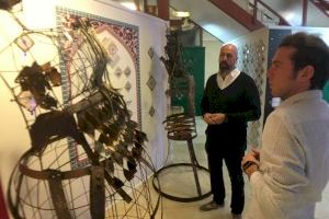 La Tourist Info de Petrer acoge una exposición del escultor Chemi Galiano