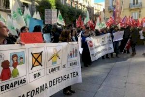Les famílies de xiquets amb TEA exigeix a Ribó un pla per instal·lar pictogrames als carrers de València