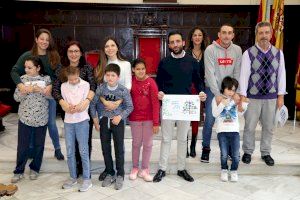 El alcalde de Sagunto presenta la felicitación de Navidad elaborada con la colaboración del Colegio Sant Cristòfol
