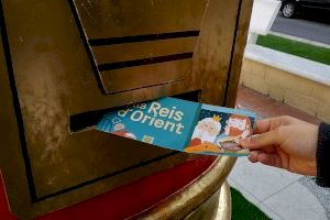 Normalización lingüística reparte 2.500 cartas de Reyes entre los escolares de Petrer