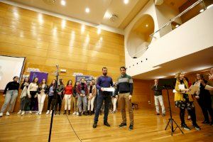 El alcalde de Torrrevieja entrega los premios del concurso autonómico del IVAJ “No me toques el whatsapp”