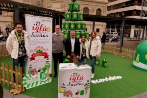 El Ayuntamiento y Ecovidrio impulsan el reciclaje de vidrio en Alicante durante las Navidades con un árbol formado por miniglús y talleres navideños
