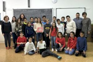 La alumna ganadora del Concurso Escolar de Tarjetas navideñas de Benifaió recibe su premio