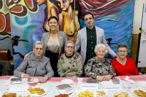 Dones de Baladre rinde homenaje a las octogenarias de la asociación en Sagunto