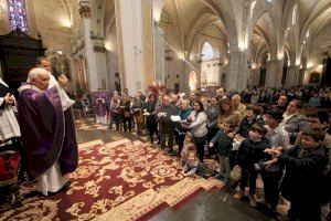 El cardenal Cañizares bendice en la Catedral las figuras del Niño Jesús de los belenes de las familias valencianas
