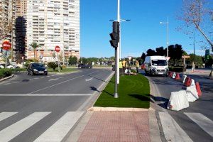 Benidorm mejora la imagen de los accesos a la ciudad instalando césped artificial en rotondas y medianas