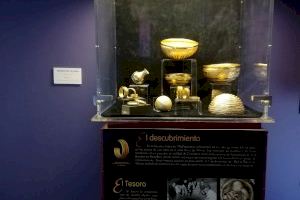 El centro de recepción de visitantes expone la réplica del tesoro de Villena
