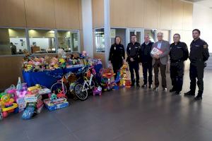 La Policía Nacional hace entrega a Cáritas de los juguetes que han donado los agentes de la Comisaría de Castellón