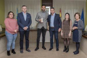 El Ayuntamiento de Almussafes homenajea al futbolista local Pablo Marí