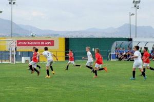 El Aspe Unión Deportivo presenta en Las Fuentes a sus trescientos jugadores