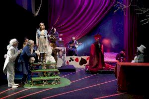 Sala Russafa da las campanadas sobre el escenario con la función especial de Nochevieja de Alicia en Wonderland, el regreso