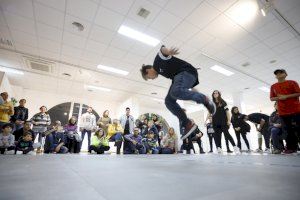 El breakdance irrumpe con fuerza en el décimo tercer Festival Jajaja Risas Navideñas de l’Alfàs