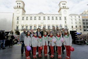 Miles de niños y familias se dan cita en la Plaza del Ayuntamiento de Alicante para celebrar la Nochevieja Infantil