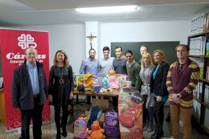 El PP entrega cerca de 300 juguetes a Cáritas, recogidos en la tradicional campaña solidaria de Navidad