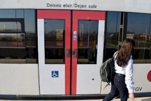 Metrovalencia señaliza las puertas de sus trenes y tranvías para facilitar el acceso de personas con discapacidad