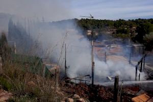 Arde por completo una casa de campo en Nàquera
