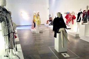 La exposición ‘Artenblanc’ une diseño y costura valenciana en el Centre del Carme