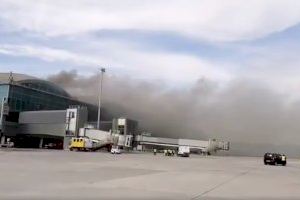 Evacúan el aeropuerto de Alicante-Elche al declararse un incendio