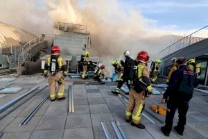 Cerrado el aeropuerto de Alicante-Elche por el incendio del techo de su terminal