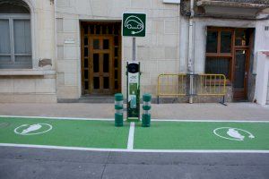 Novelda instala la primera estación de recarga pública para vehículos eléctricos de la comarca