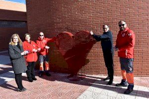 Petrer instala dos grande contenedores en forma de corazón para recoger tapones a beneficio de Cruz Roja